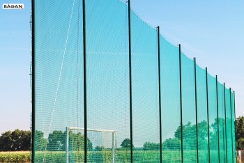 Siatka do ochrony i zabezpieczenia - Ogrodzenie boiaka do piłki nożnej